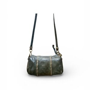 KURA
Small “Kura” cross body bag leather with rivets